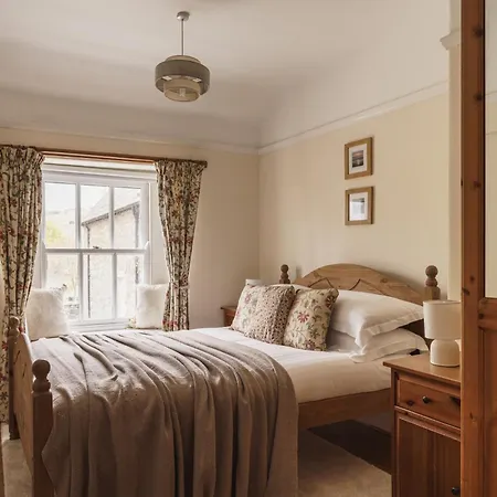 Wansfell View, With Hot Tub * Хоуксхед