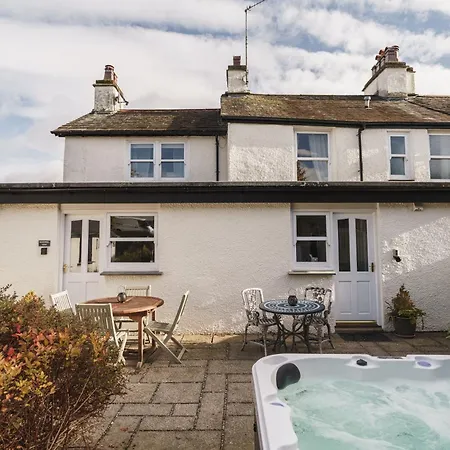 Дом отдыха Wansfell View, With Hot Tub Хоуксхед